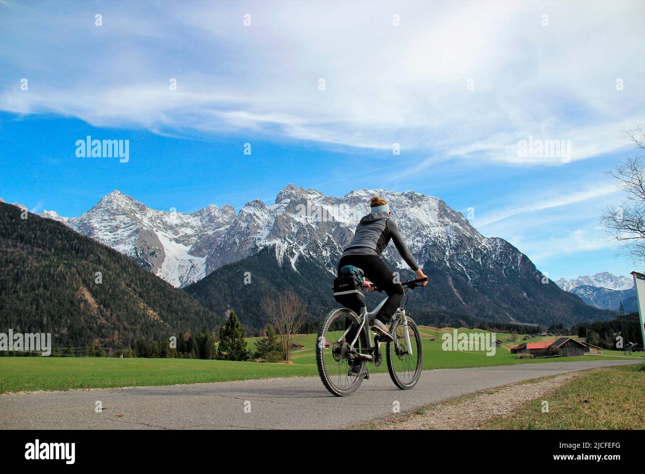 Tour in bicicletta con la mountain bike nei prati umpback vicino a Mittenwald, Germania, Baviera, alta Baviera, valle dell'Isar, Strada, percorso, bicicletta, montagne del Karwendel, Foto Stock