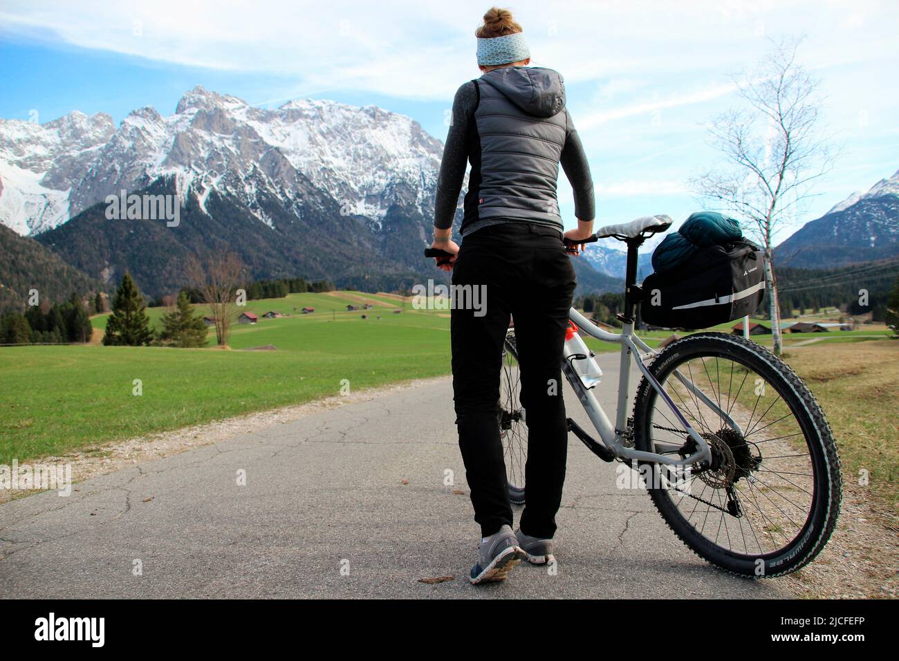 Tour in bicicletta con la mountain bike nei prati umpback vicino a Mittenwald, Germania, Baviera, alta Baviera, valle dell'Isar, Strada, percorso, bicicletta, montagne del Karwendel, Foto Stock