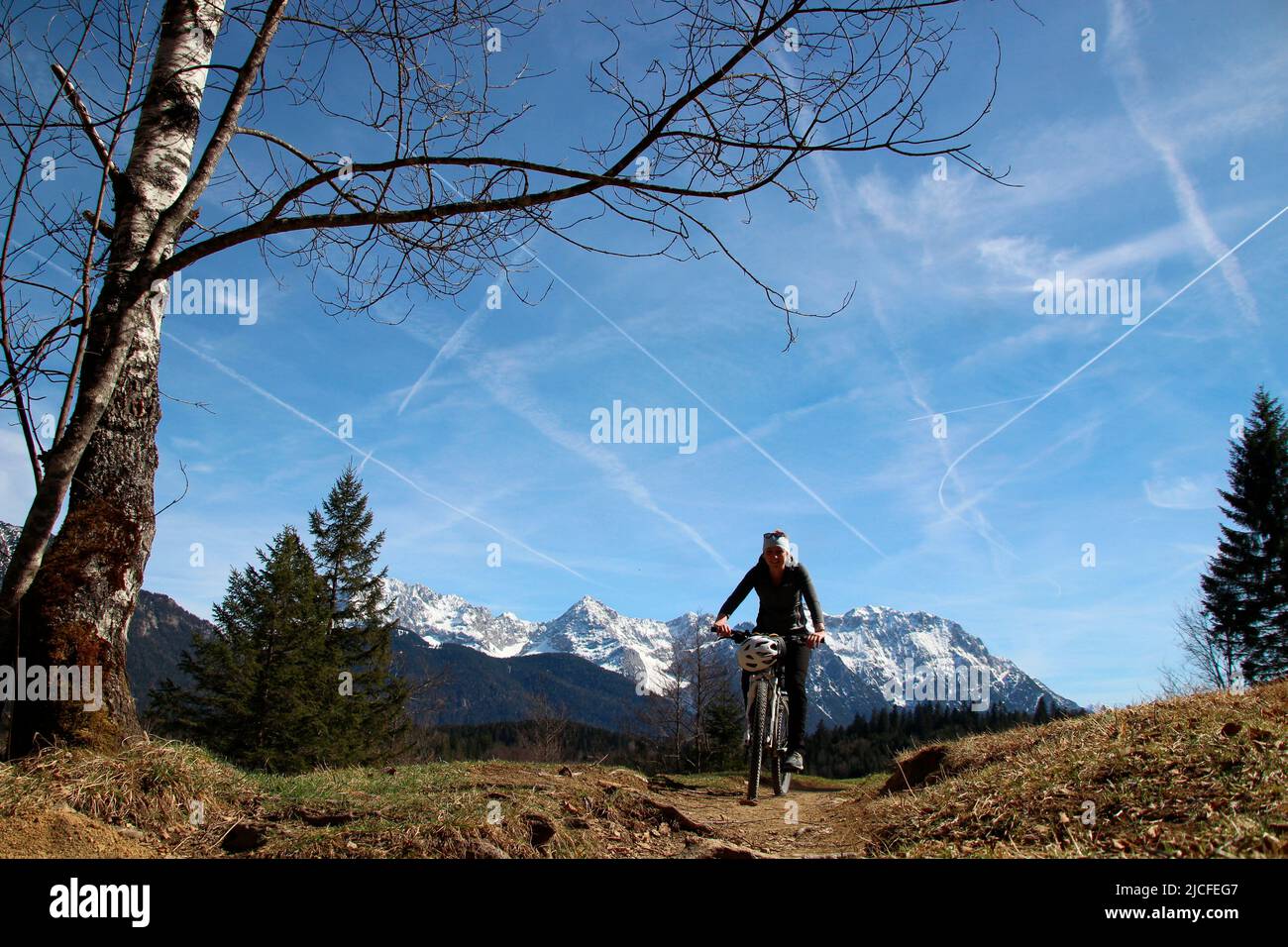 Giovane donna in mountain bike, Barmsee nei pressi di Krün, Germania, Baviera, alta Baviera, Valle di Isar, bicicletta, Monti Karwendel, Foto Stock