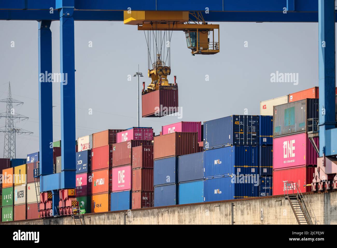 Duisburg, Renania settentrionale-Vestfalia, Germania-Porto di Duisburg, Porto container, Porto duisport, nel Porto di Duisburg sul Reno, due delle più grandi compagnie di trasporto container del mondo, CMA CGM e NYK (Nippon Yusen Kabushiki Kaisha), gestiscono il Terminal trimodale di Duisburg, D3T, insieme al duisport, Presso il centro logistico di Duisburg-Rheinhausen, la più grande gru per container interna al mondo opera presso il terminal dei container con lo status di porto marittimo. Foto Stock