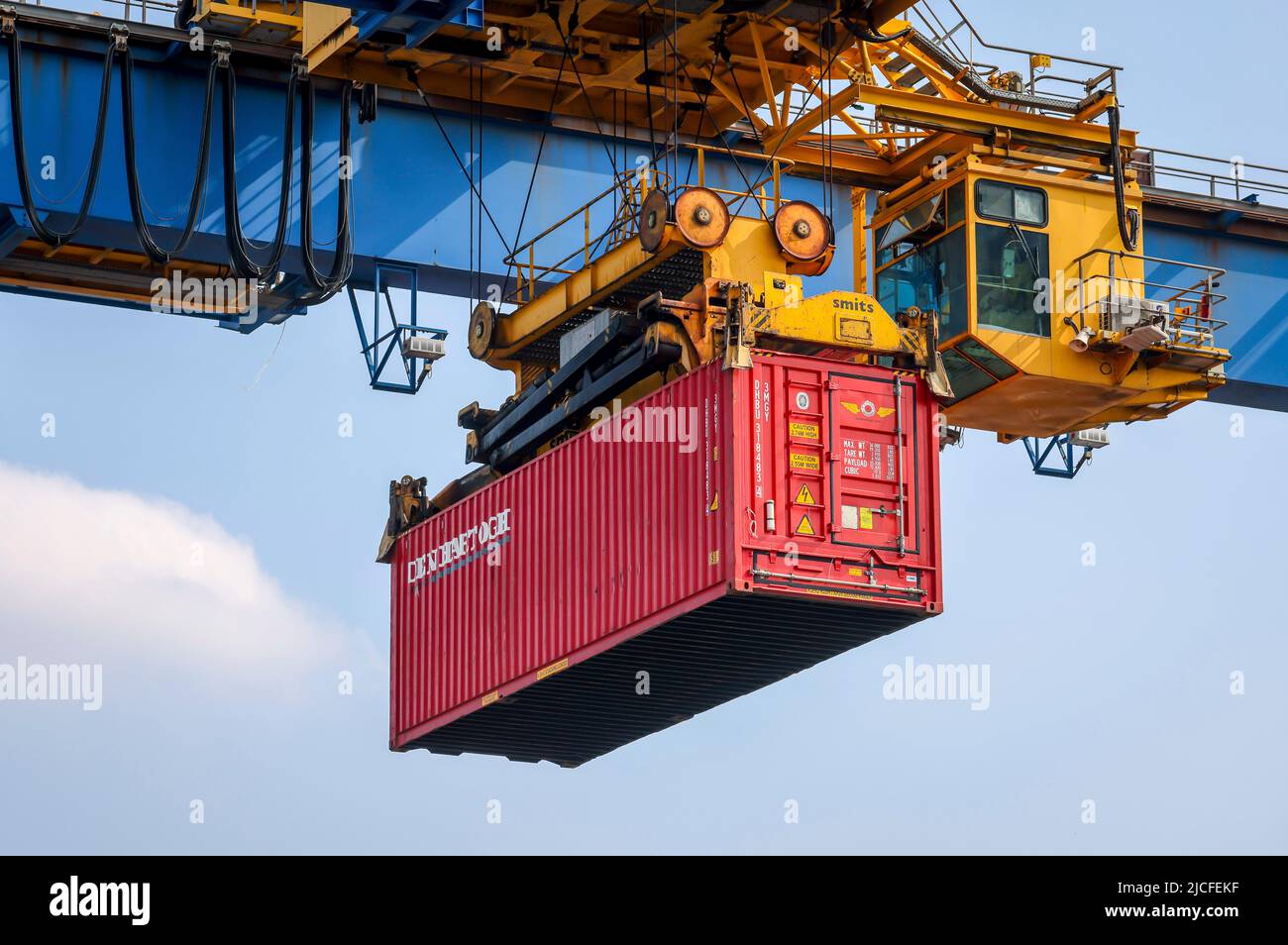 Duisburg, zona della Ruhr, Renania settentrionale-Vestfalia, Germania - Containers nel porto di Duisburg, la nuova Via della Seta collega il porto interno europeo di Duisburg con le metropoli cinesi, i treni merci hanno bisogno di 16 giorni per il collegamento diretto. Foto Stock