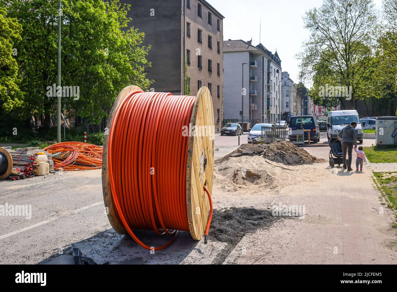 Duisburg, Renania Settentrionale-Vestfalia, Germania - ampliamento della banda larga di Internet, posa di un cantiere di cavi in fibra ottica, avvolgicavo con cavo in fibra ottica, nuova costruzione di vie in fibra ottica, Internet veloce, connessione via cavo DSL per le famiglie. Foto Stock
