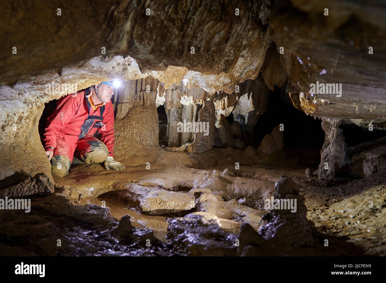 esploratore di grotte nella Grotta della Tuilerie in Francia Foto Stock