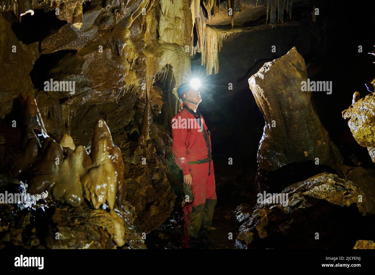 Speleologo nella grotta di Baume de Gonvillars in Francia Foto Stock