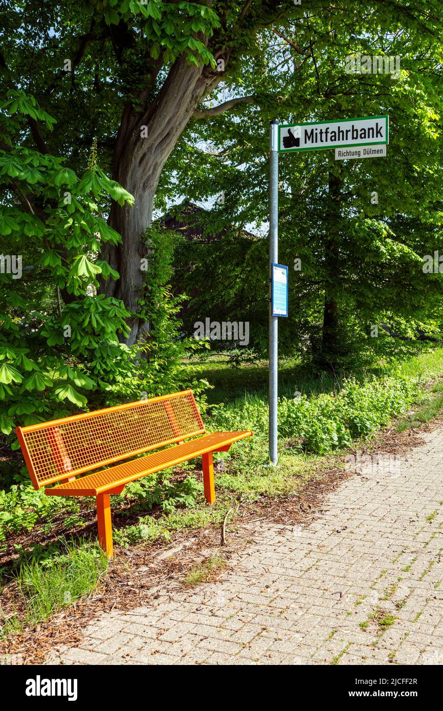 Traffico, traffico stradale, trasporto, trasporto passeggeri, panca per il carpooling con segnale di stop a Duelmen-Hiddingsel, Germania, Duelmen, Hohe Mark-Westmuensterland Nature Park, Muensterland, Westfalia, Renania settentrionale-Vestfalia, NRW Foto Stock