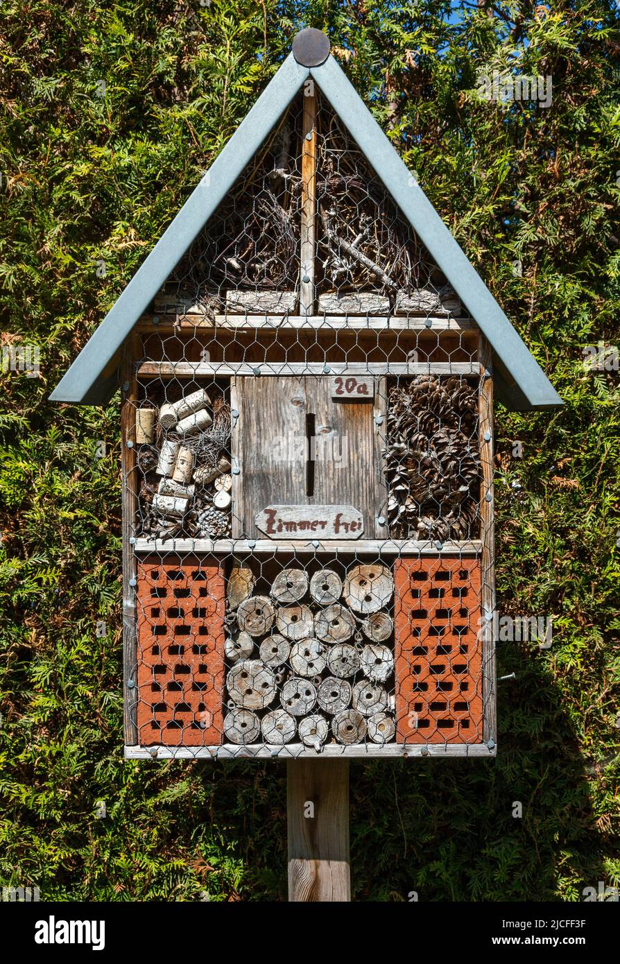 Natura, conservazione della natura, protezione degli animali, protezione delle specie, in hotel insetti con il numero civico 20a sono ancora camere libere, umorismo, Germania, Senden (Westfalia), Muensterland, Westfalia, Renania settentrionale-Vestfalia, NRW Foto Stock