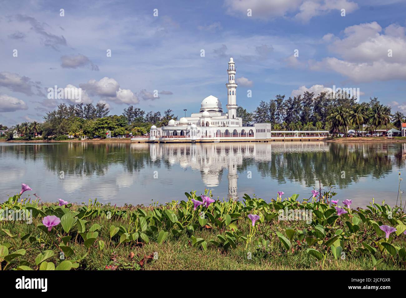 Moschea galleggiante di Kuala Ibai o Moschea di Tengku Tengah Zaharah, con il suo riflesso nell'acqua Kuala Ibai a Terengganu, Malesia. Foto Stock