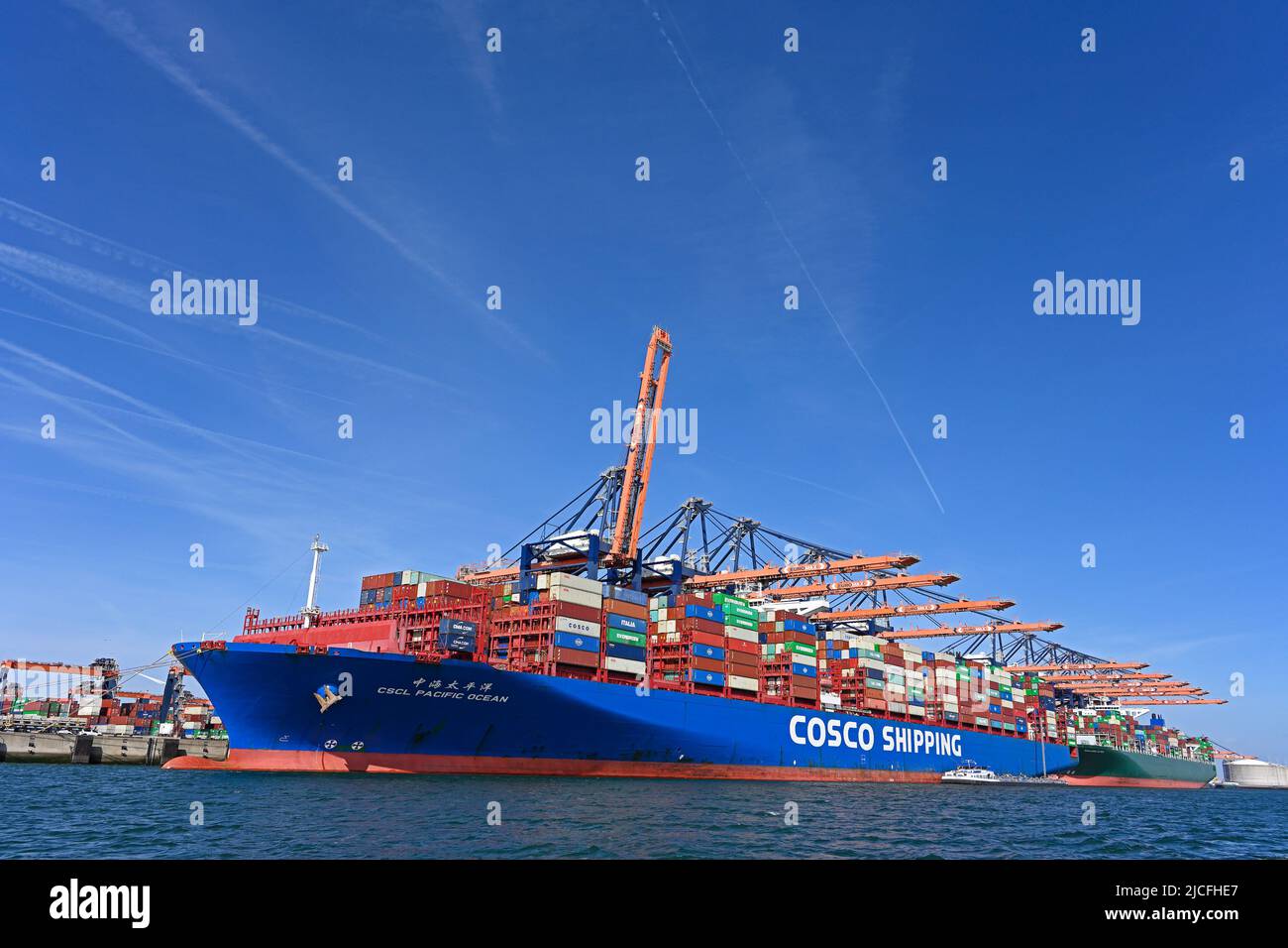 porto di rotterdam (maasvlakte), paesi bassi – 2022-05-13: nave cinese container cscl oceano pacifico (imo# 9695133) carico/scarico contaner presso Foto Stock