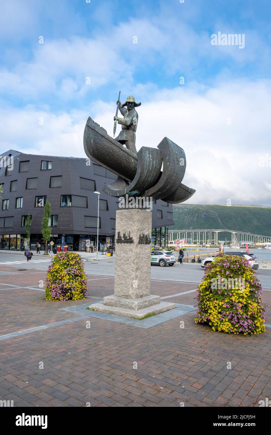 Norvegia, Troms og Finnmark, Tromsø, 1984 monumento del whaler a Stortorget per i marinai persi in mare creato dallo scultore norvegese Sivert Donali. Foto Stock