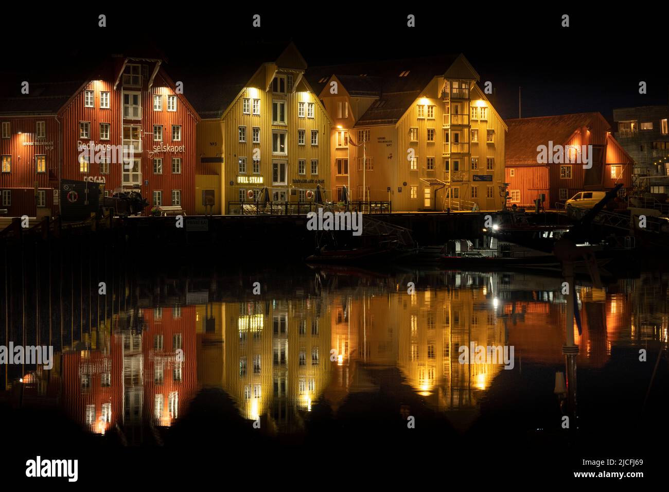 Norvegia, Troms og Finnmark, Tromsø, vecchio porto, restaurati magazzini storici del 19th secolo. Foto Stock