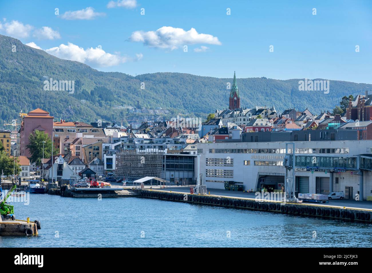 Norvegia, Vestland, Bergen, vista dal porto alla città. Foto Stock