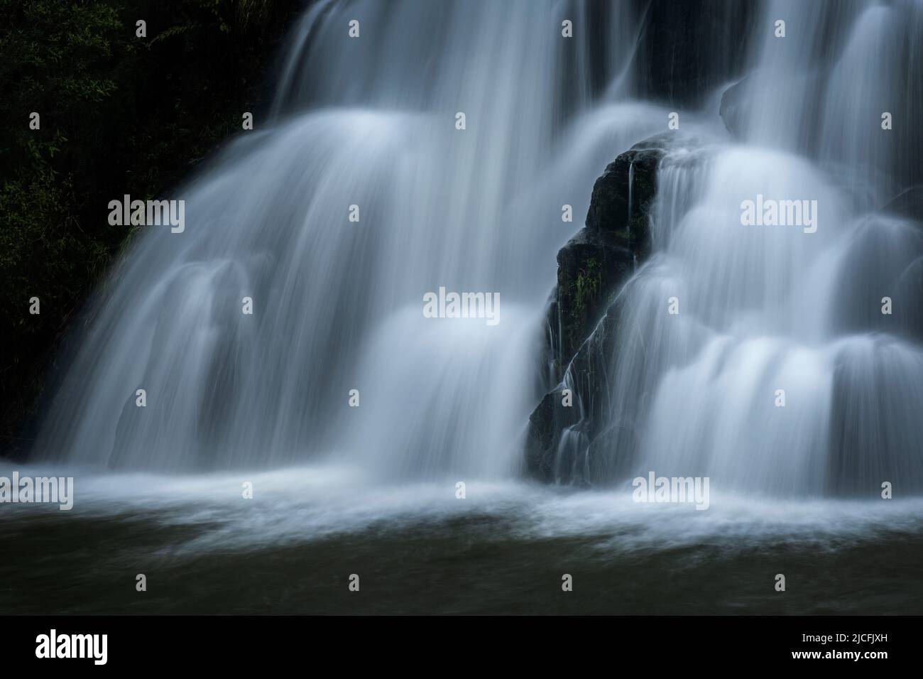 Immagine ravvicinata delle splendide cascate Owharoa, Karangahake Gorge, Nuova Zelanda. Foto Stock