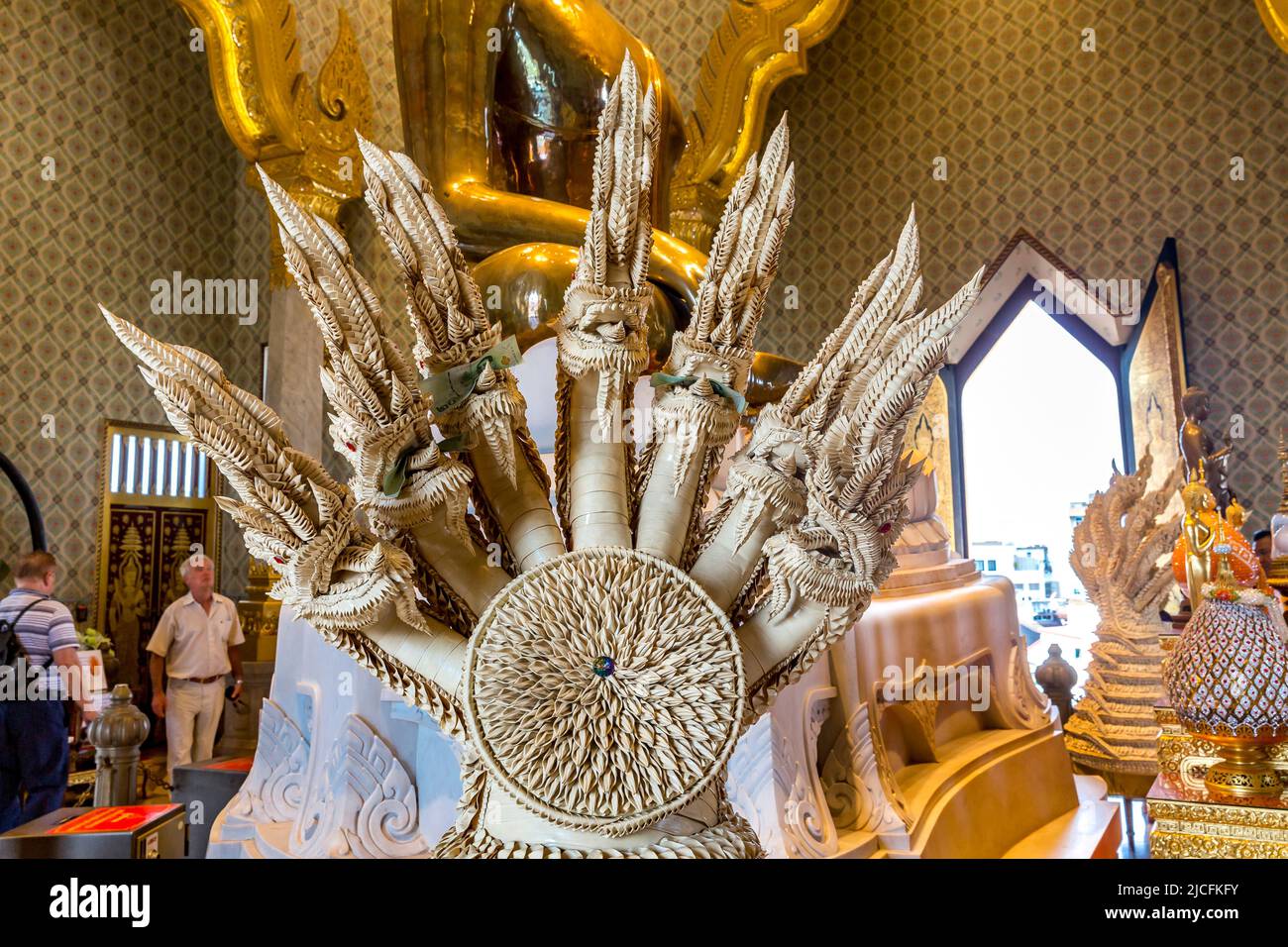 Banconote inserite, drago a sette teste, statua del Buddha d'oro Phra Phuttha Maha Suwan Patimakon, fatto di oro solido, Phra Maha Mondop, Wat Traimit, Tempio del Buddha d'oro, Bangkok, Thailandia Foto Stock