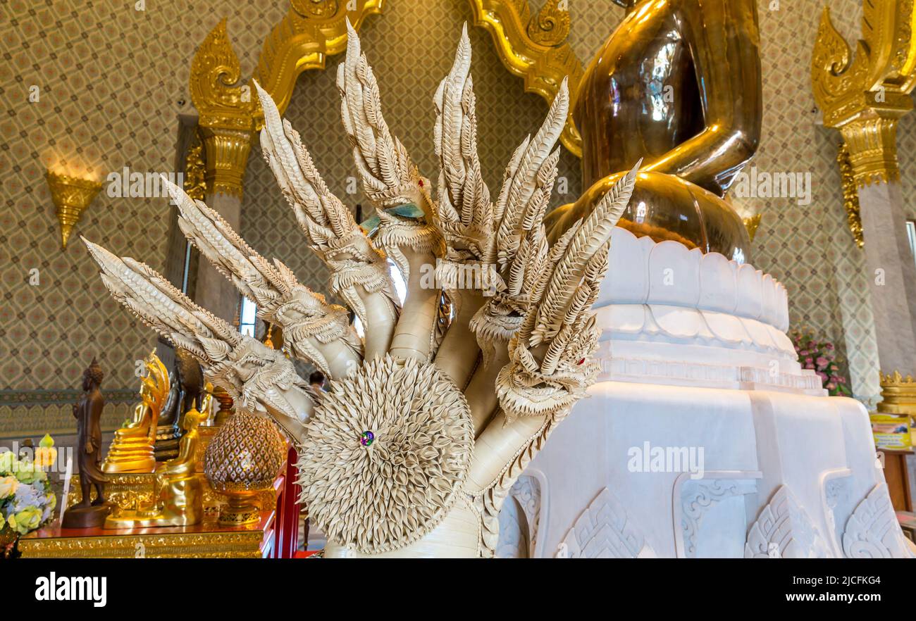 Banconote inserite, drago a sette teste, statua del Buddha d'oro Phra Phuttha Maha Suwan Patimakon, fatto di oro solido, Phra Maha Mondop, Wat Traimit, Tempio del Buddha d'oro, Bangkok, Thailandia Foto Stock