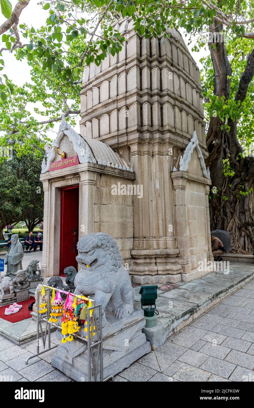 Sculture in pietra all'ingresso, Thewarat ho Hem Monthian o il Santuario del Palazzo d'Oro del Re Dio, Torre di pietra, Bang Pa in, Palazzo d'Estate della Famiglia reale, Fiume Chao Phraya, Provincia Phra Nakhon si Ayutthaya, Thailandia. Foto Stock