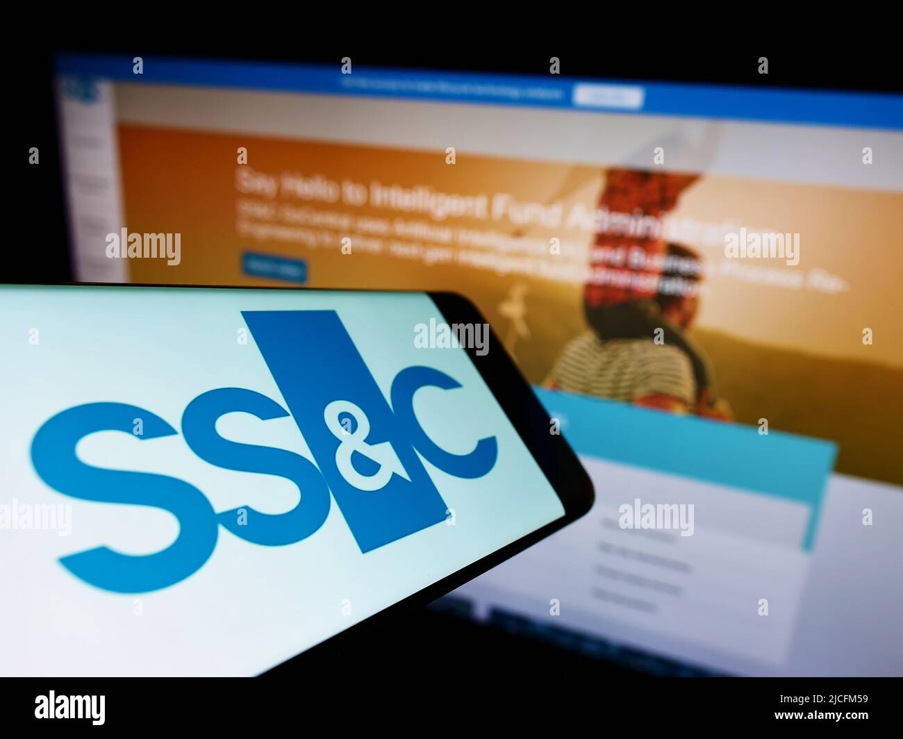 Smartphone con logo della società statunitense SSC Technologies Holdings Inc. Sullo schermo di fronte al sito Web aziendale. Concentratevi sul centro-destra del display del telefono. Foto Stock