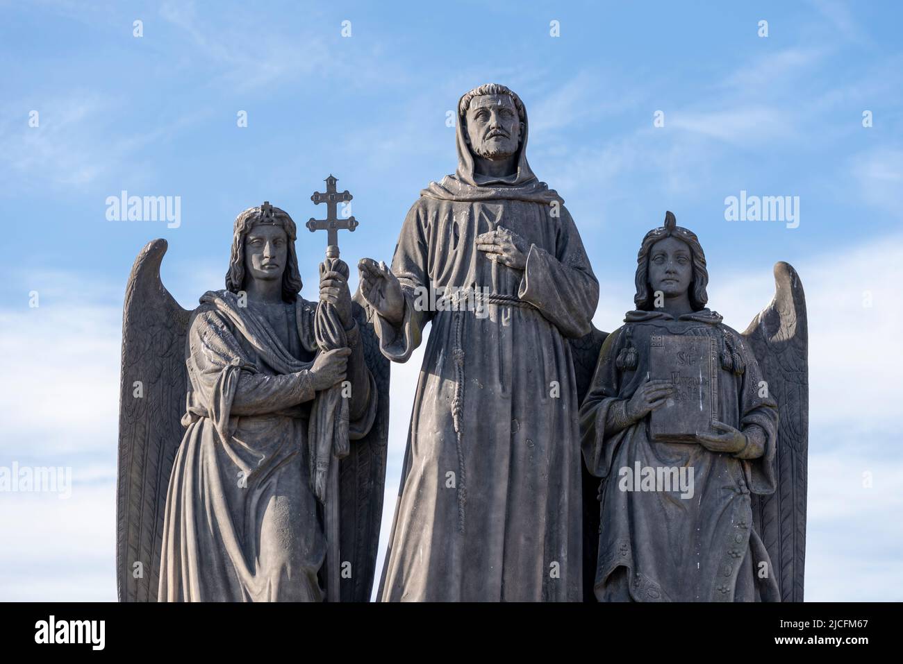 Statua di San Francesco Serapico sul Ponte Carlo, due angeli, Praga, Repubblica Ceca Foto Stock