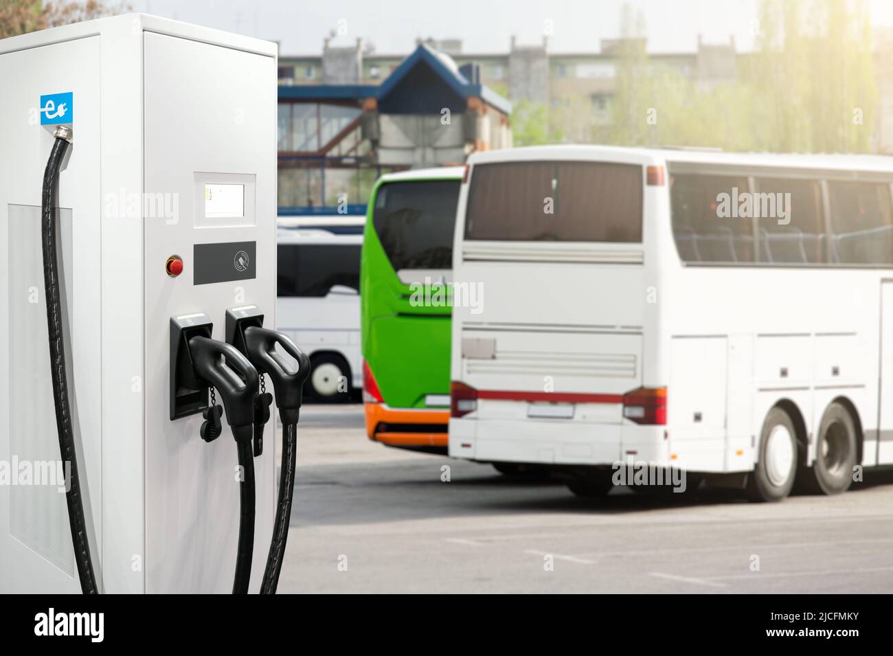 Autobus elettrici con stazione di ricarica. Concetto Foto Stock