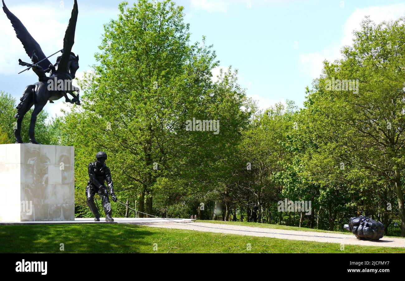 Statue di bronzo di Bellerofonte su Pegaso con un paracadutista al Parachute Regiment e Airborne Forces Memorial, National Memorial Arboretum, Regno Unito. Foto Stock