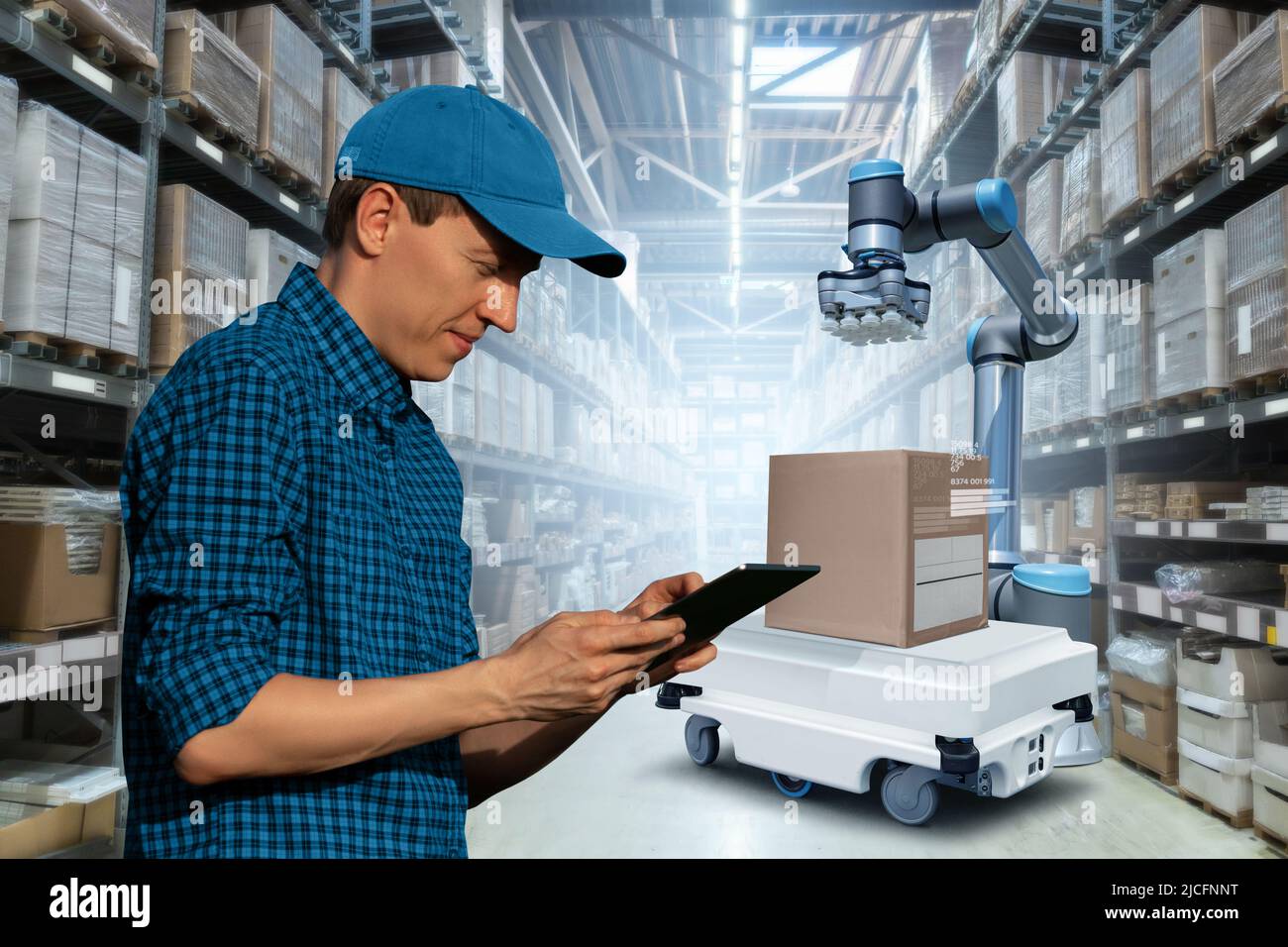 Warehouse manager con tablet digitali controlla i robot Foto Stock