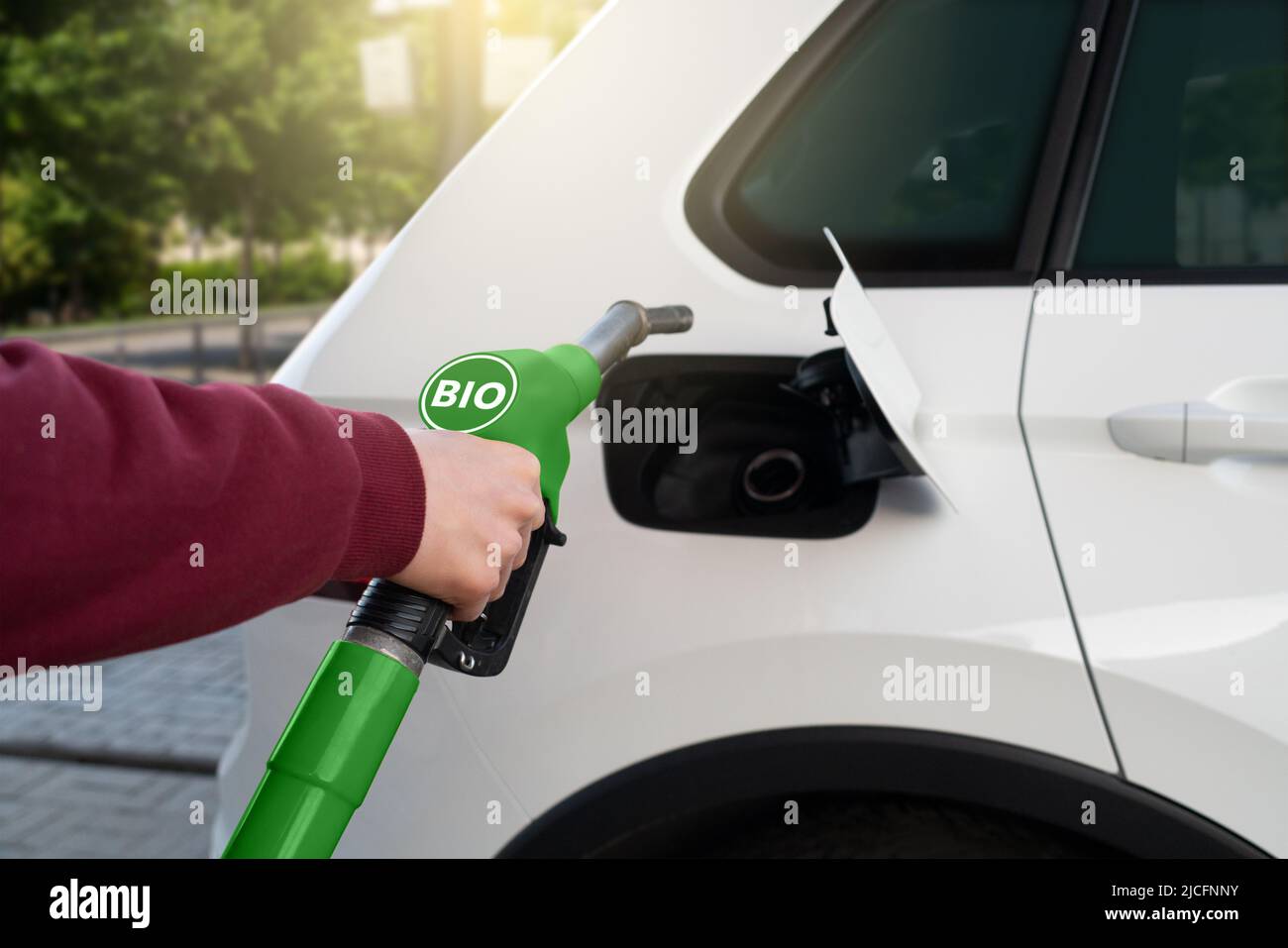 Uomo che rifornisce la vettura con biocarburante Foto Stock