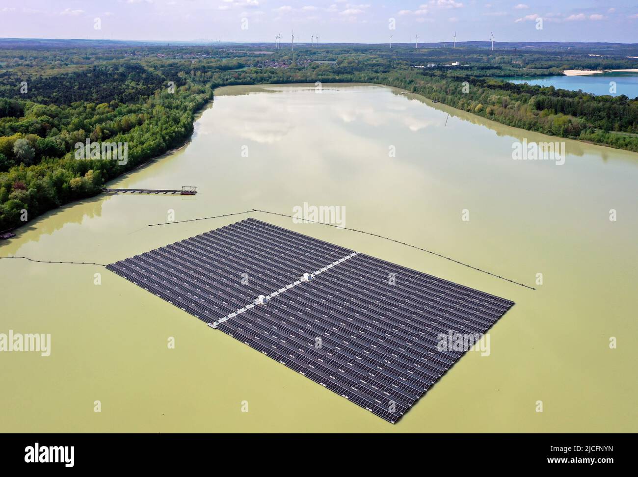 Haltern am See, Renania settentrionale-Vestfalia, Germania - il più grande parco solare galleggiante della Germania. 5, 800 elementi fotovoltaici producono ogni anno 3 milioni di kilowattora di energia solare. Foto Stock