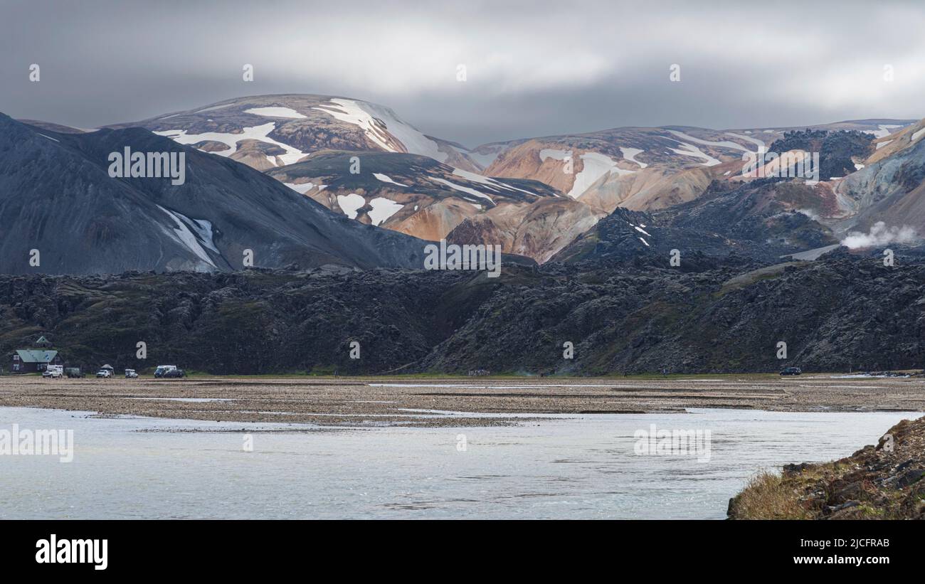 Il sentiero escursionistico di Laugavegur è il più famoso tour di trekking di più giorni in Islanda. Foto di paesaggio dalla zona intorno a Landmannalaugar, punto di partenza del sentiero escursionistico a lunga distanza nelle Highlands dell'Islanda vicino al vulcano Hekla. Foto Stock