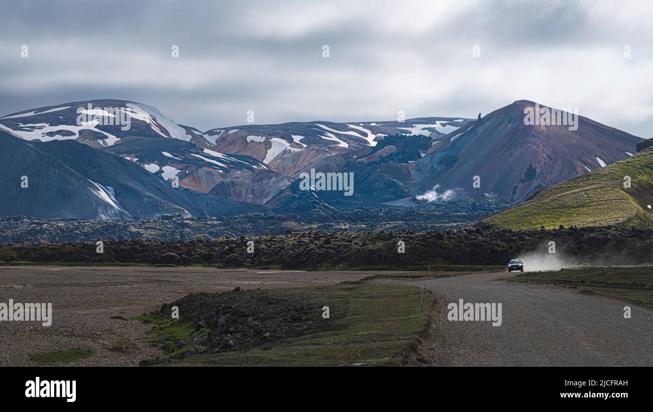 Il sentiero escursionistico di Laugavegur è il più famoso tour di trekking di più giorni in Islanda. Foto di paesaggio dalla zona intorno a Landmannalaugar, punto di partenza del sentiero escursionistico a lunga distanza nelle Highlands dell'Islanda vicino al vulcano Hekla. Avvicinamento in auto Foto Stock