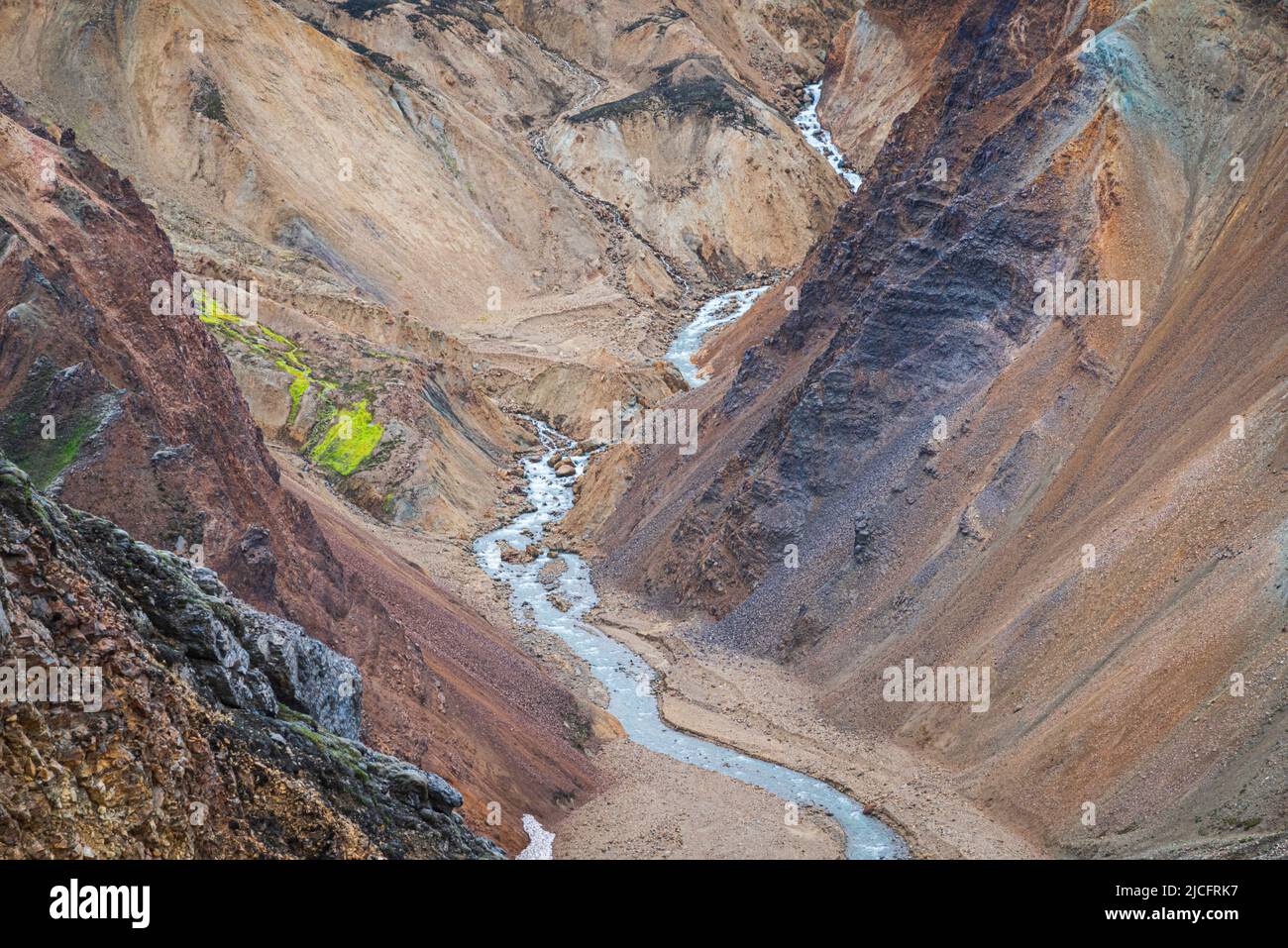 Il sentiero escursionistico di Laugavegur è il più famoso tour di trekking di più giorni in Islanda. Paesaggio girato dalla zona intorno a Landmannalaugar, punto di partenza del sentiero escursionistico a lunga distanza negli altopiani dell'Islanda. Fiume. Foto Stock