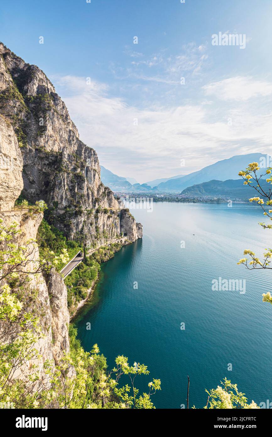 Italia, Trentino, provincia Trento, Riva del Garda. Vista sul lago di Garda lungo il sentiero alpino del Ponale, percorso ciclabile e pedonale. Foto Stock