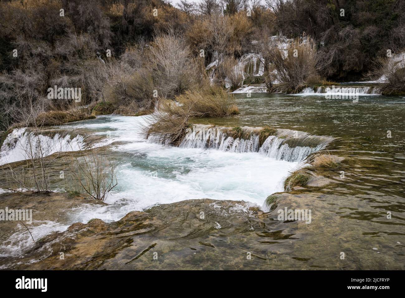 A pochi passi dalla cascata Skradinski Buk in inverno, Parco Nazionale di Krka, Contea di Sibenik-Knin, Dalmazia, Croazia, Europa Foto Stock