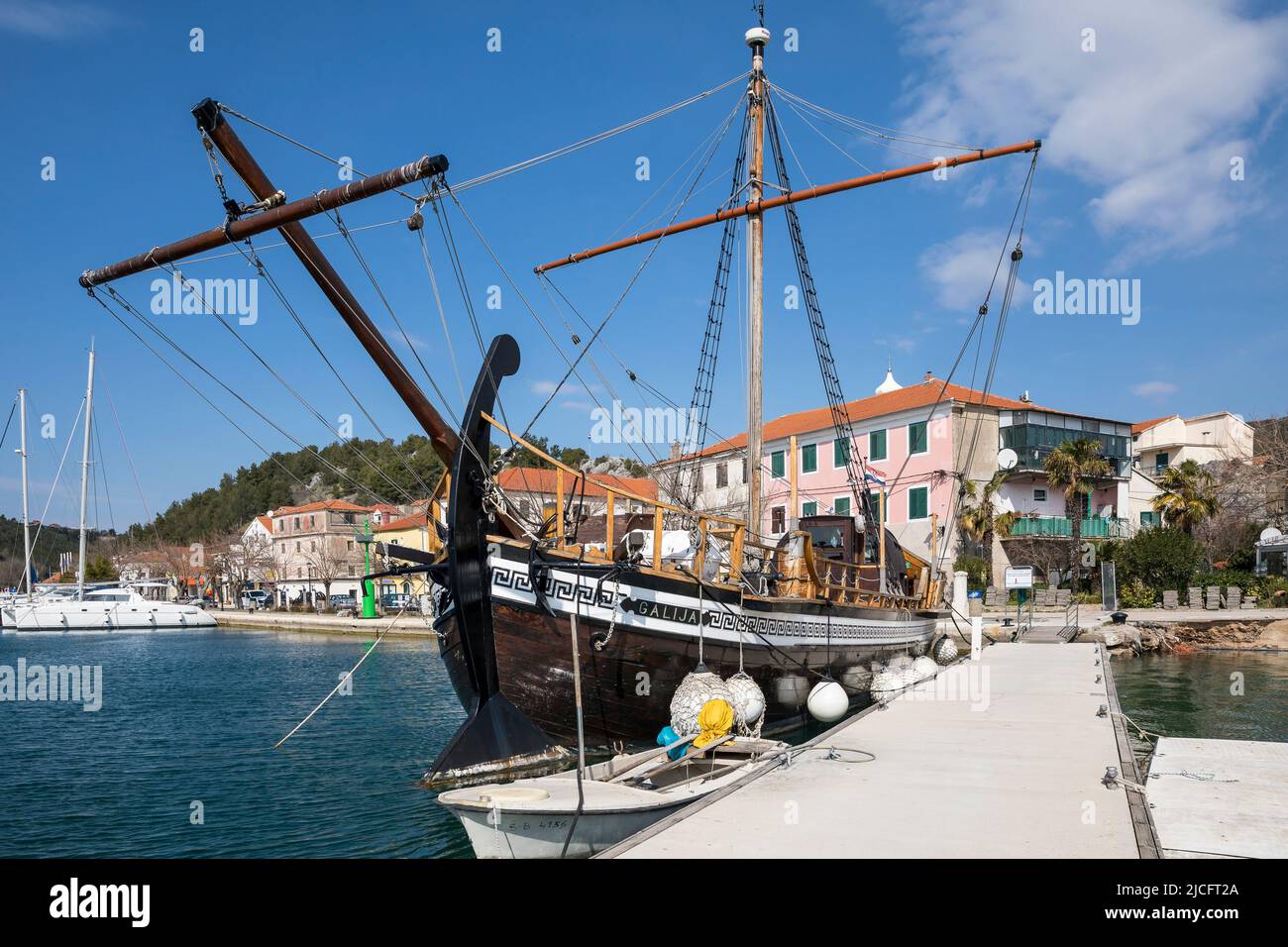 Barche nel porto di Skradin, contea di Sibenik-Knin, Dalmazia centrale, Croazia, Europa Foto Stock