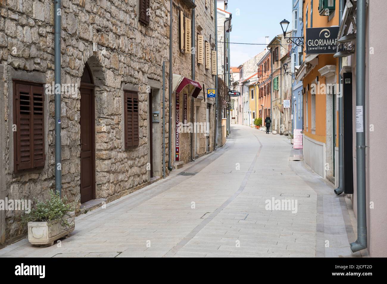 Vicolo con case tipiche in piccola città Skradin, Sibenik-Knin County, Dalmazia Centrale, Croazia, Europa Foto Stock