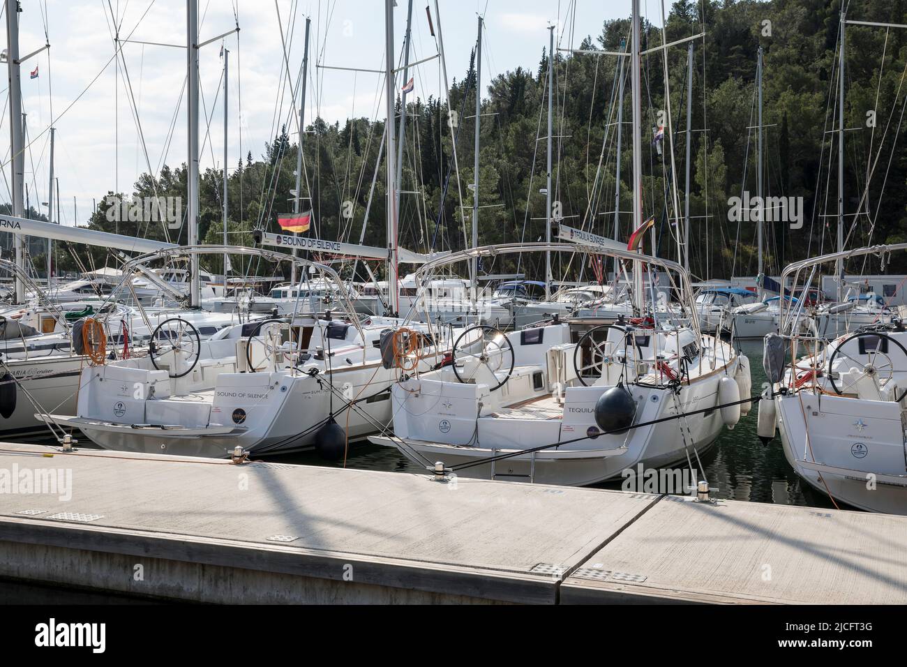 Barche a vela nel porto di Skradin, Contea di Sibenik-Knin, Dalmazia Centrale, Croazia, Europa Foto Stock
