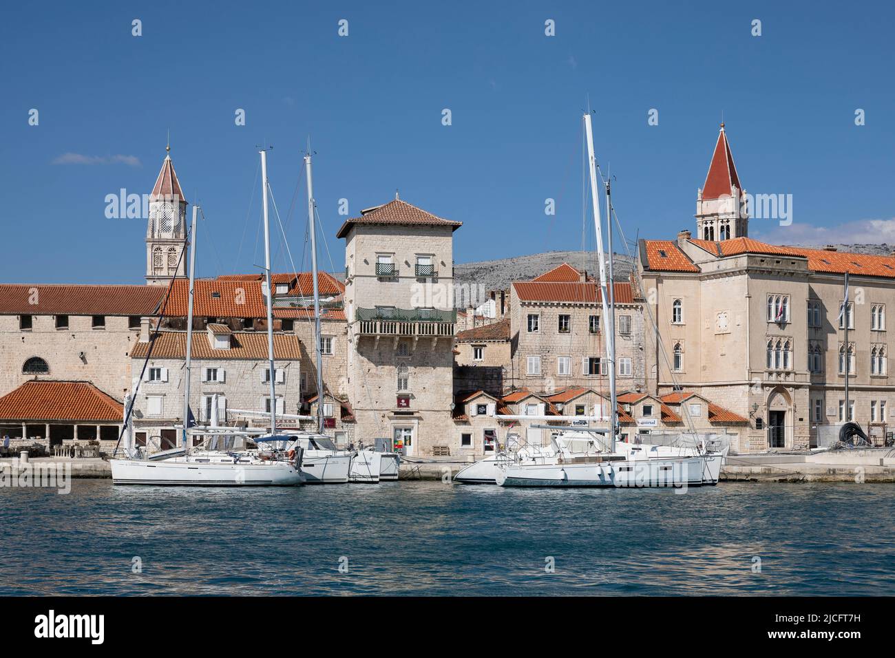 Barche a vela di fronte alla città vecchia di Trogir, patrimonio dell'umanità dell'UNESCO, mare Adriatico, contea di Spalato-Dalmazia, Dalmazia, Croazia, Europa Foto Stock