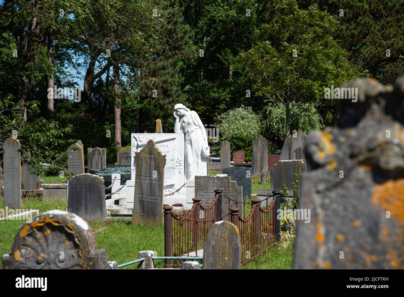 Den Helder, Paesi Bassi, giugno 2022. Antiche tombe dilapide nel cimitero di Den Helder. Foto di alta qualità. Messa a fuoco selettiva Foto Stock