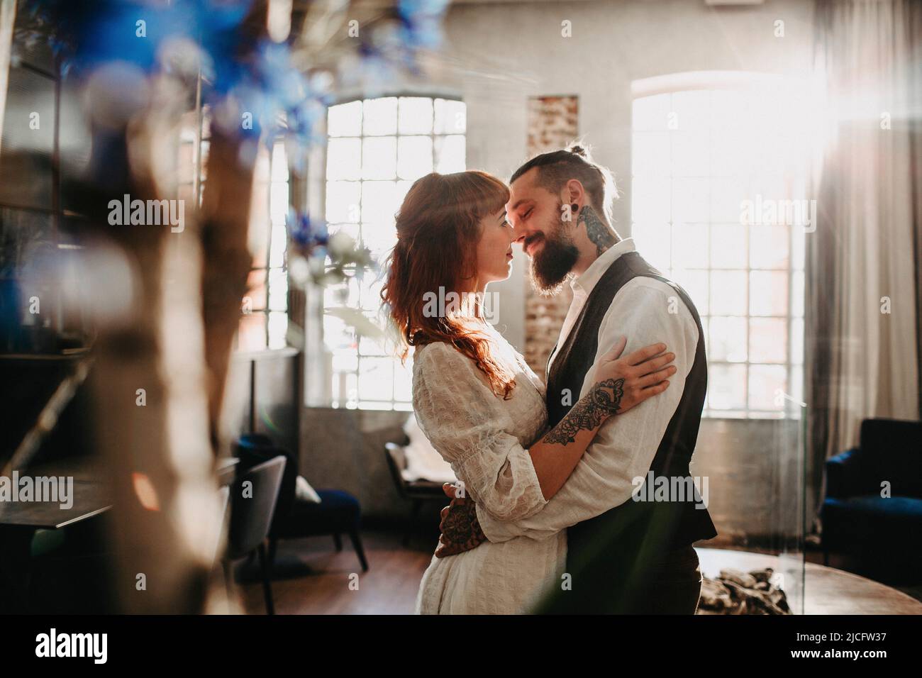 Giovane coppia innamorata, tenerezza, bacio Foto Stock