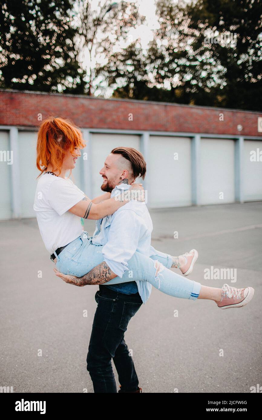 Giovane coppia innamorata, divertente, volata intorno, fuori Foto Stock