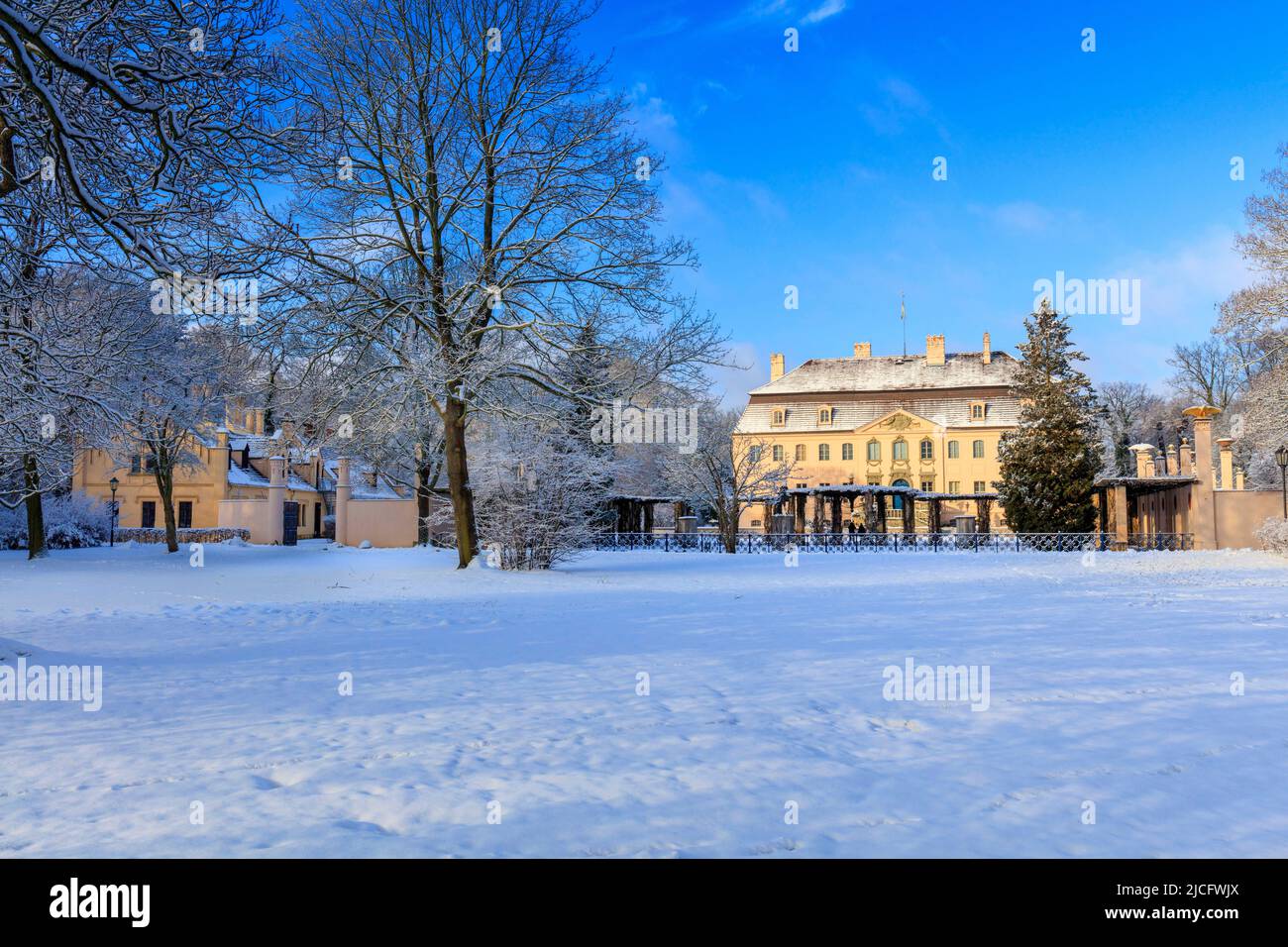 Castello di Branitz in inverno: Il parco paesaggistico in stile inglese creato dal principe Herrmann von Pückler è una delle attrazioni speciali di Cottbus. Foto Stock