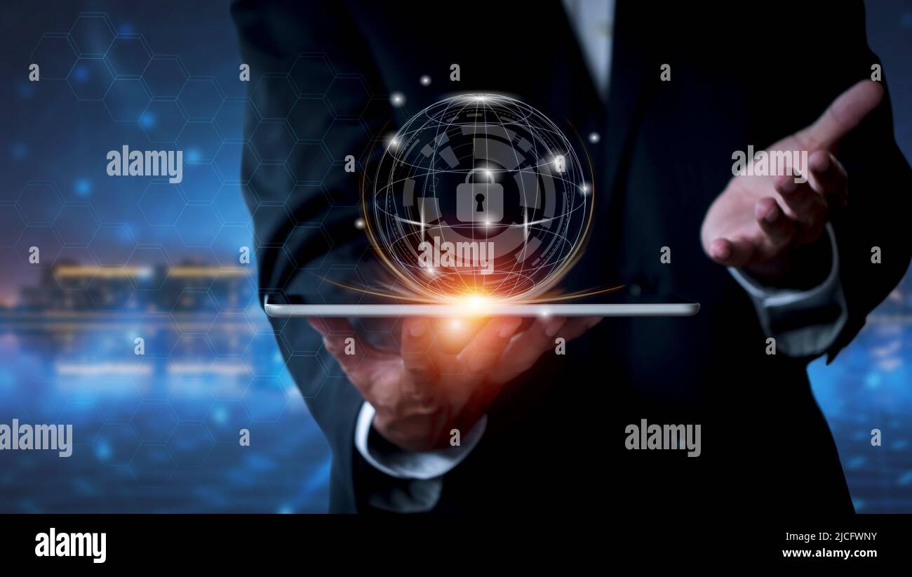 Rete di sicurezza informatica. Uomo d'affari che protegge i dati personali su tablet. Icona del lucchetto e connessione di rete con tecnologia internet su dig Foto Stock