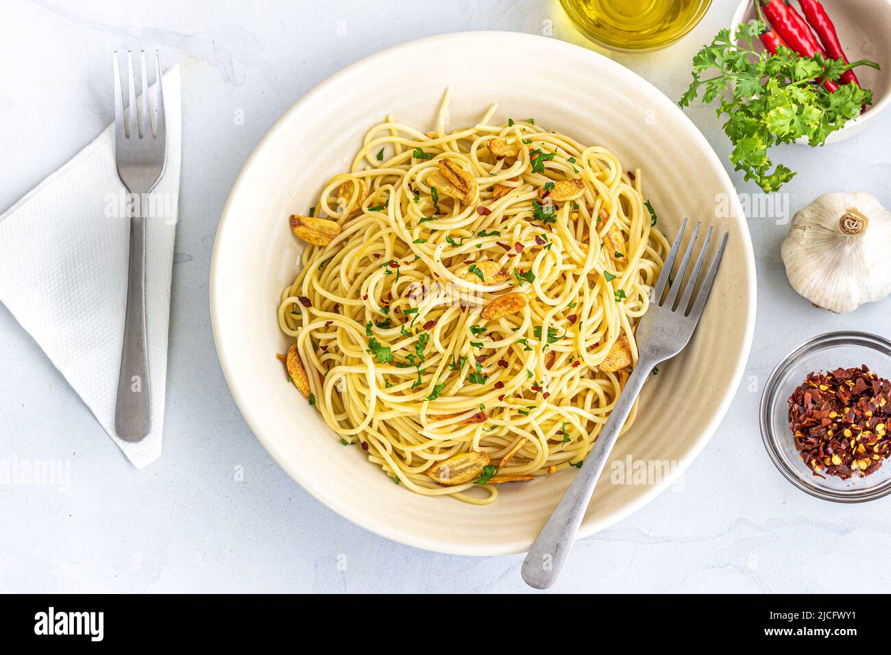 Una ciotola di Chicken Chow Mein con salsa di cipolla e soia su sfondo bianco Foto Stock