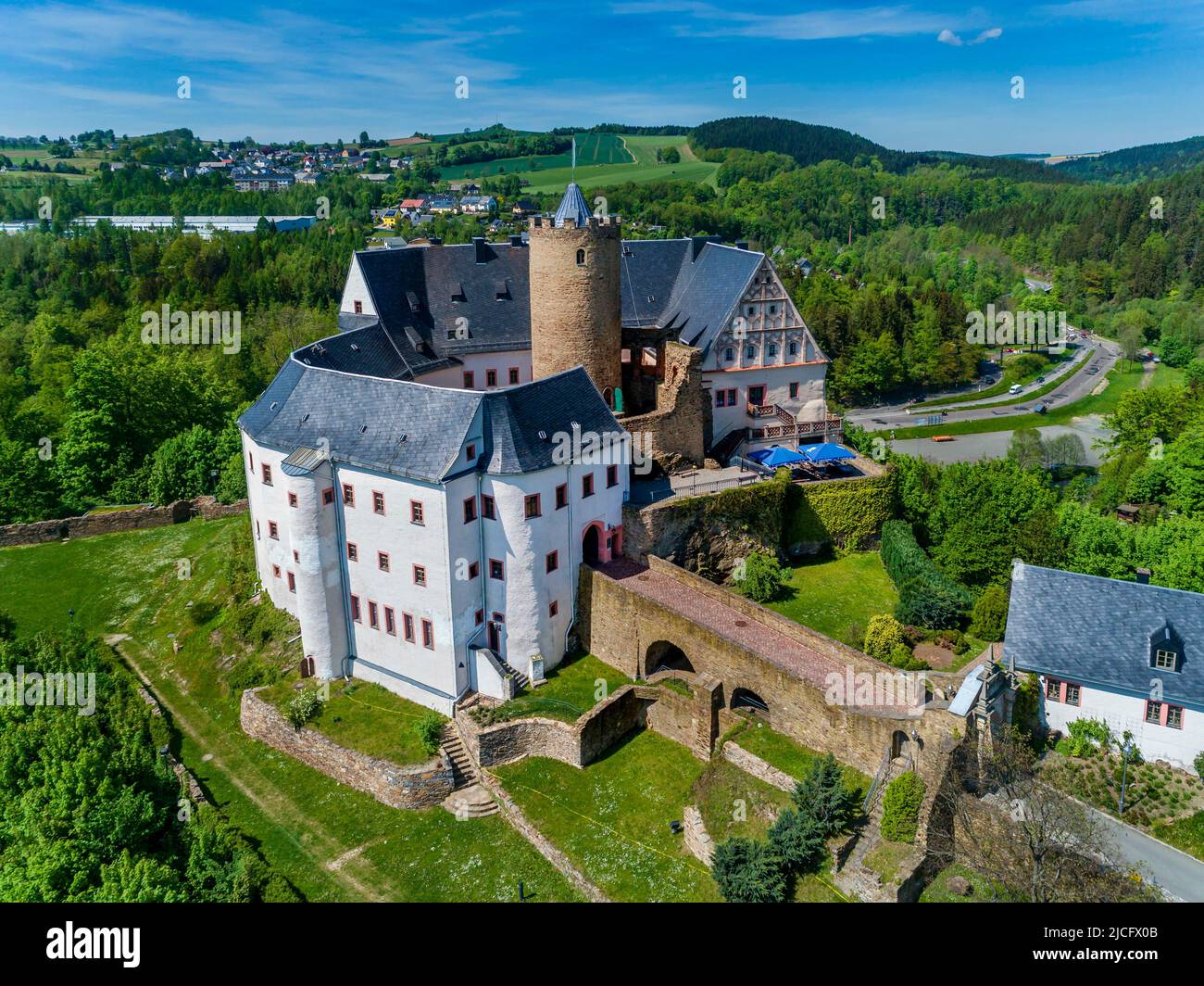 Castello di Scharfenstein: A sud di Zschopau il Castello di Scharfenstein si è sviluppato in un 'castello avventura'. Menzionate per la prima volta nel 1349, le mura storiche restaurate ospitano ora mostre, musei e punti vendita con oggetti tradizionali Foto Stock