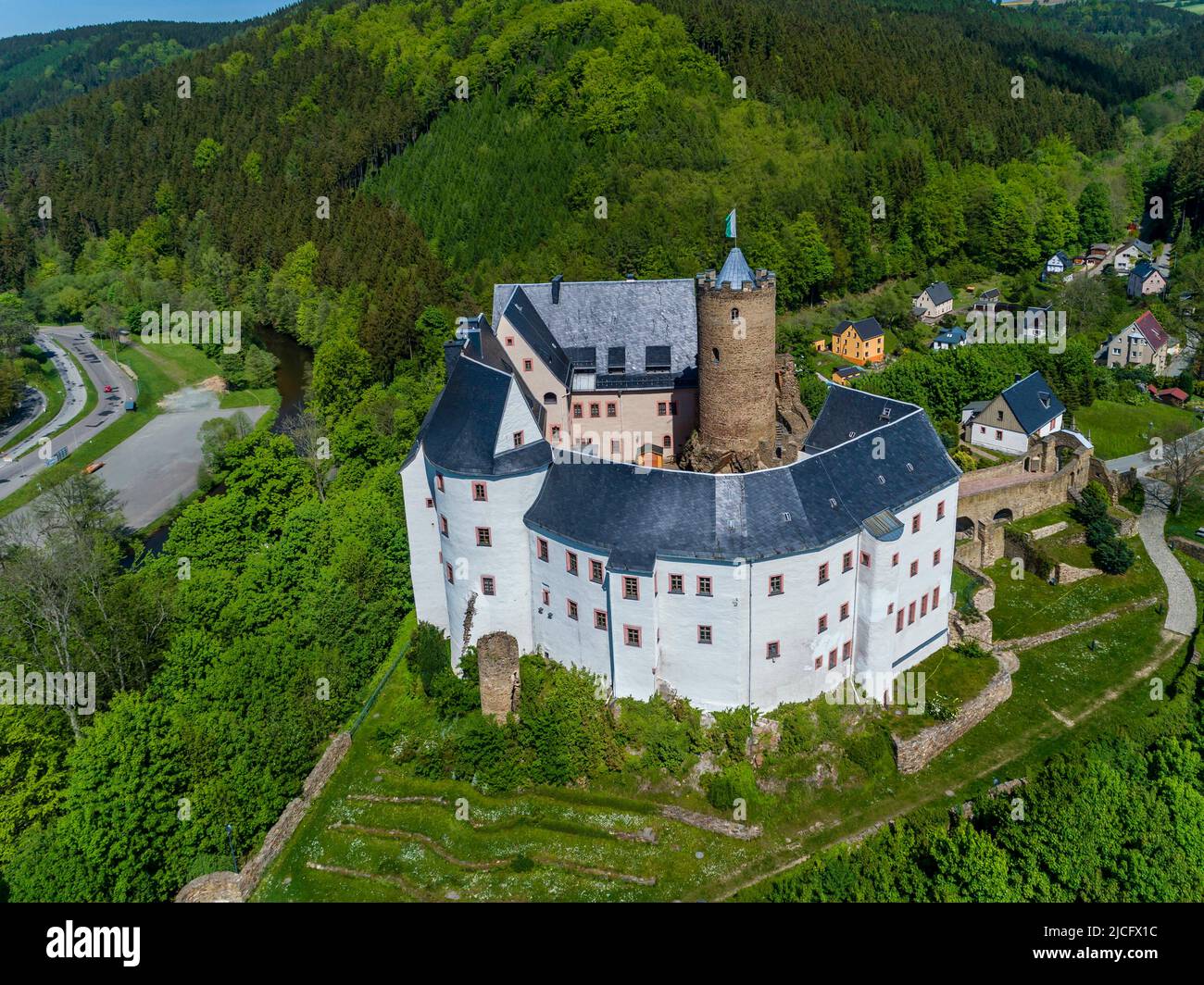 Castello di Scharfenstein: A sud di Zschopau il Castello di Scharfenstein si è sviluppato in un 'castello avventura'. Menzionate per la prima volta nel 1349, le mura storiche restaurate ospitano ora mostre, musei e punti vendita con oggetti tradizionali Foto Stock