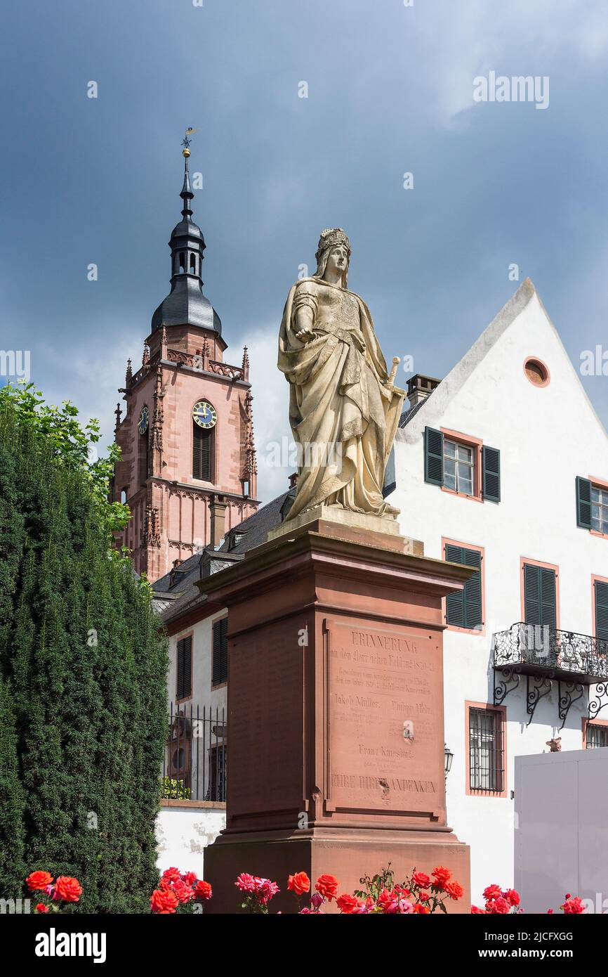 Germania, Assia, Rheingau, Eltville, piazza Montrichard, Monumento ai caduti, Germania, San Pietro e Paolo sullo sfondo Foto Stock