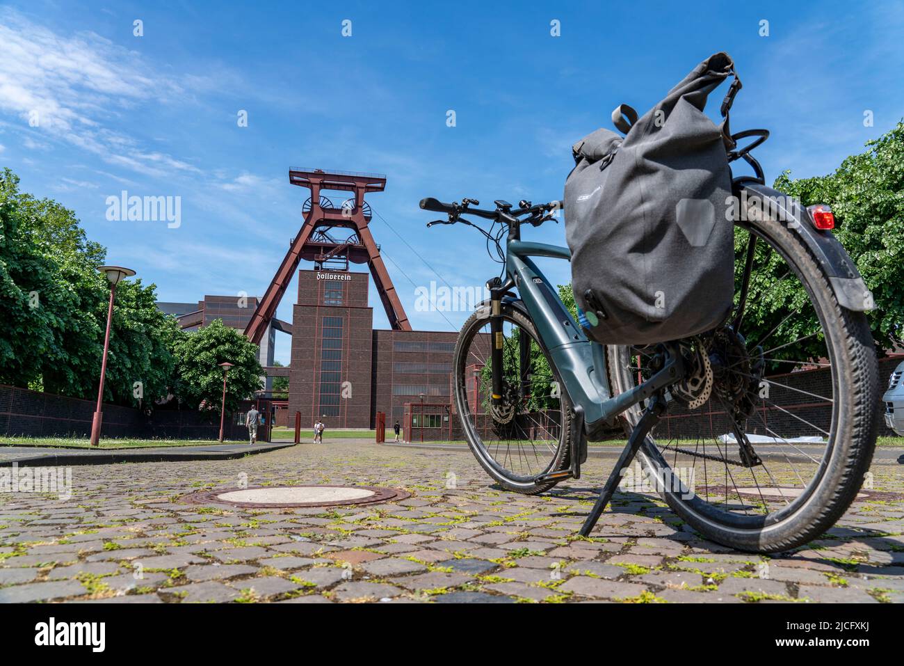 In bicicletta nella zona della Ruhr, in bicicletta, in e-bike, presso la miniera di carbone di Zollverein Sito Patrimonio Mondiale dell'Umanità, albero a doppio traliccio XII, Essen, NRW, Germania, Foto Stock