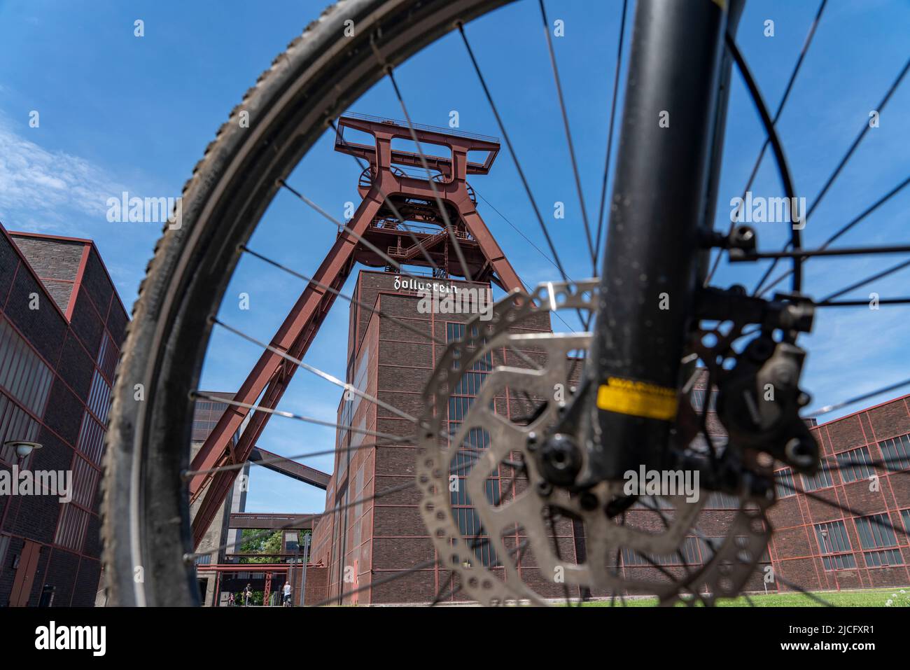 In bicicletta nella zona della Ruhr, in bicicletta, in e-bike, presso la miniera di carbone di Zollverein Sito Patrimonio Mondiale dell'Umanità, albero a doppio traliccio XII, Essen, NRW, Germania, Foto Stock