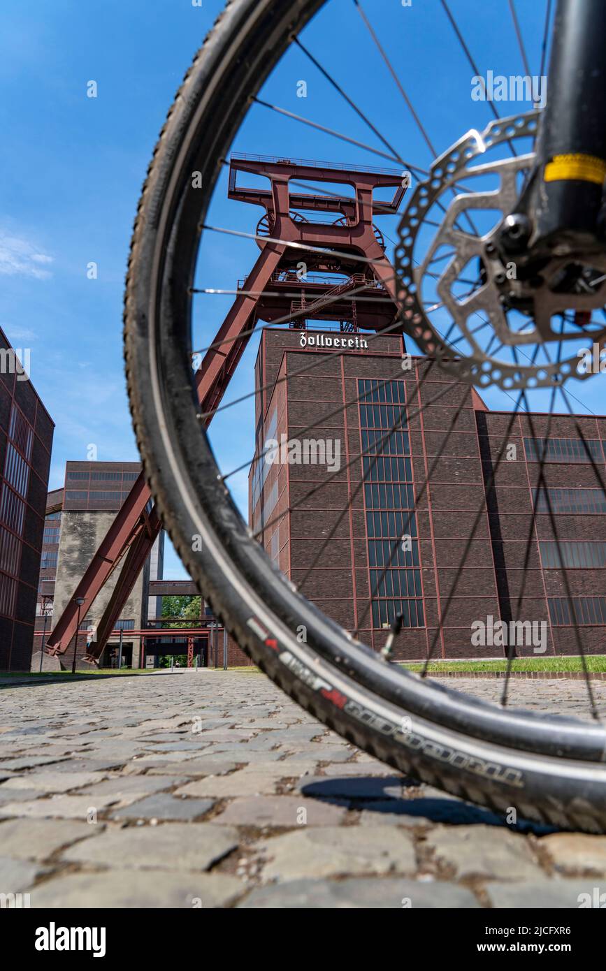In bicicletta nella zona della Ruhr, in bicicletta, in e-bike, presso la miniera di carbone di Zollverein Sito Patrimonio Mondiale dell'Umanità, albero a doppio traliccio XII, Essen, NRW, Germania, Foto Stock
