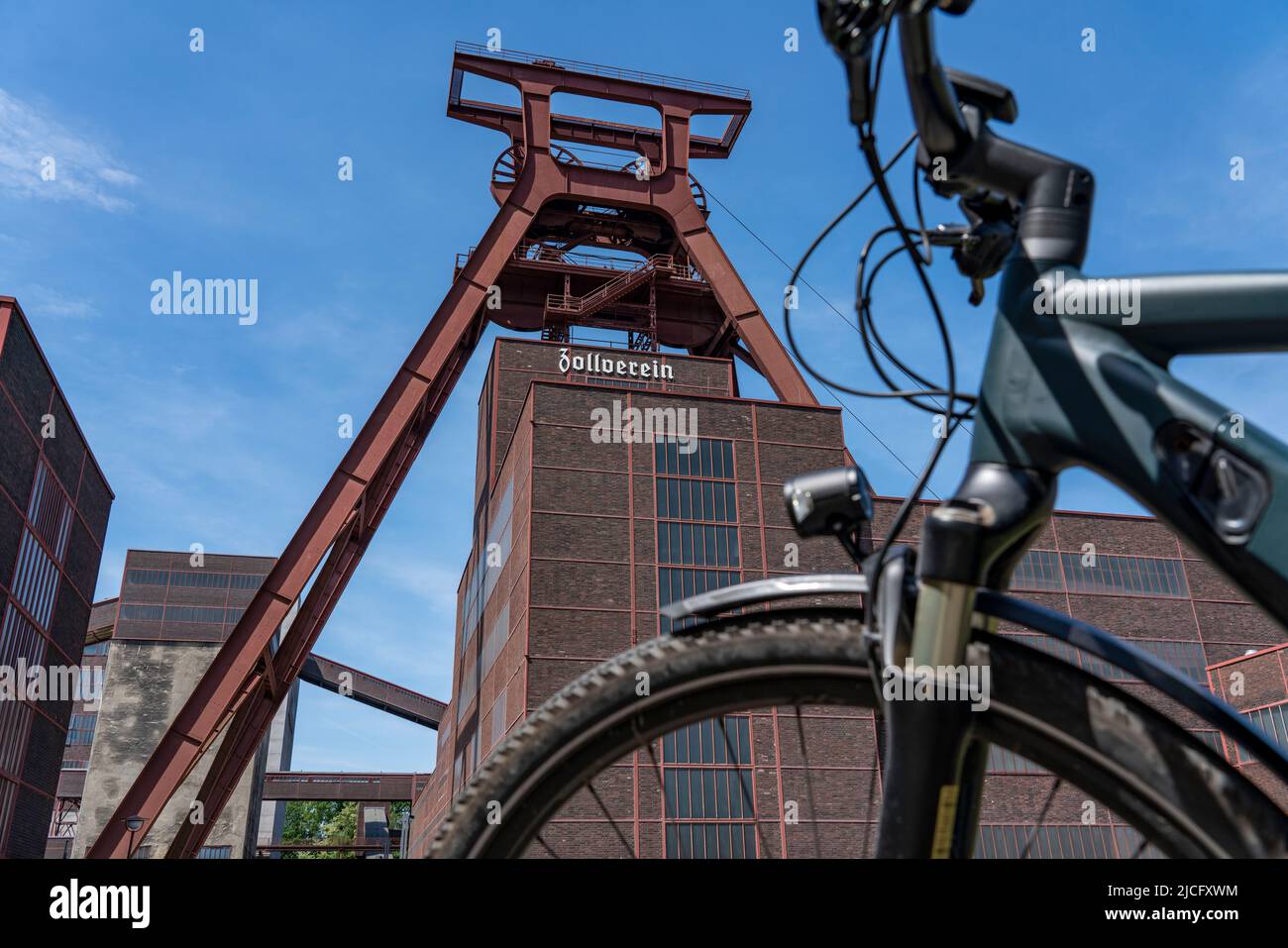In bicicletta nella zona della Ruhr, in bicicletta, in e-bike, presso la miniera di carbone di Zollverein Sito Patrimonio Mondiale dell'Umanità, albero a doppio traliccio XII, Essen, NRW, Germania, Foto Stock