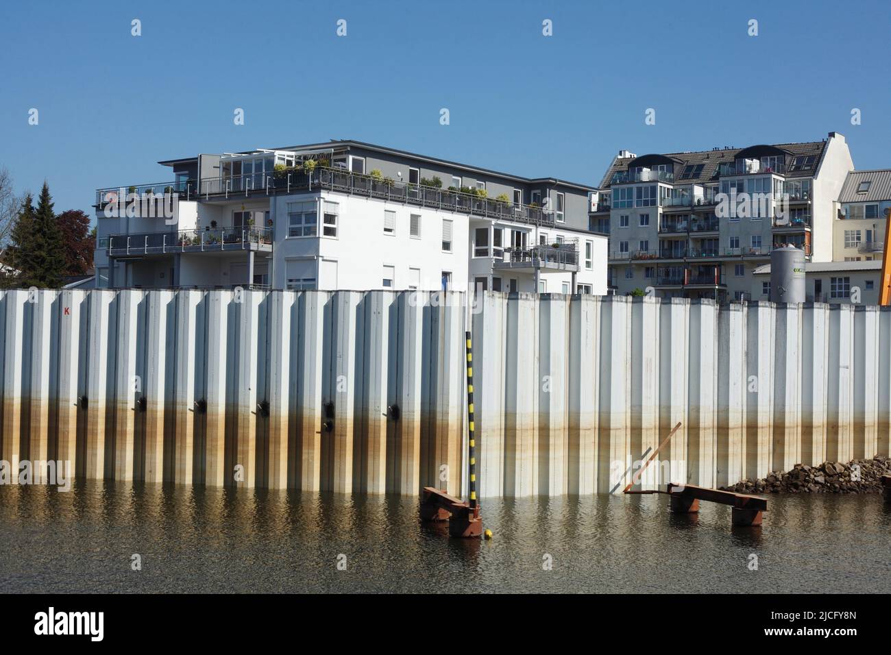 Porto, banchina, edificio residenziale a Brema-Blumenthal, Brema, Germania, Europa Foto Stock
