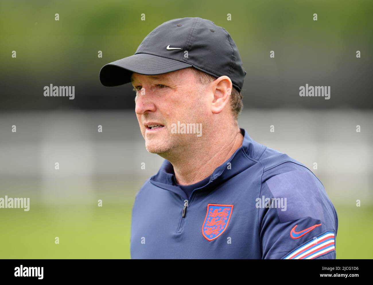 L'assistente inglese Steve Holland durante una sessione di addestramento al Sir Jack Hayward Training Ground di Wolverhampton. Data foto: Lunedì 13 giugno 2022. Foto Stock